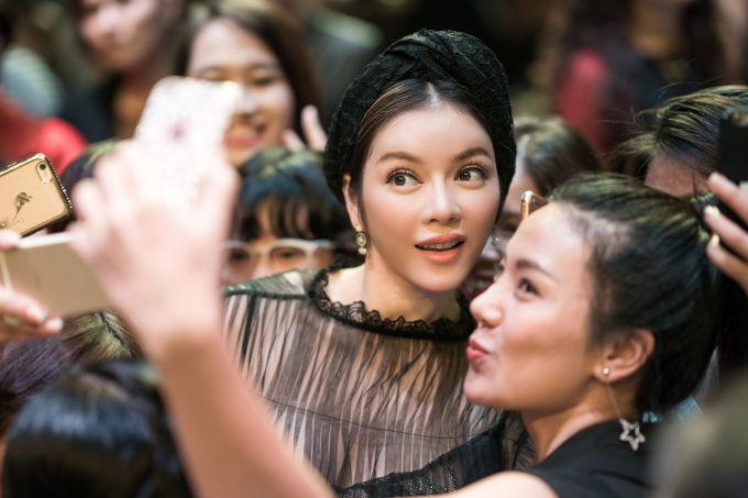 L&yacute; Nh&atilde; Kỳ diện v&aacute;y ren xuy&ecirc;n thấu đốt n&oacute;ng Tuần lễ thời trang quốc tế Việt Nam