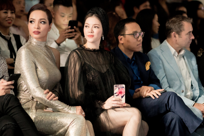 L&yacute; Nh&atilde; Kỳ diện v&aacute;y ren xuy&ecirc;n thấu đốt n&oacute;ng Tuần lễ thời trang quốc tế Việt Nam