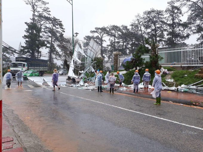Lực lượng TP Đ&agrave; Lạt đang dọn dẹp hiện trường do mưa b&atilde;o g&acirc;y ra&nbsp;