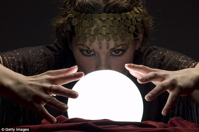 Người phụ nữ 35 tuổi đến từ miền đ&ocirc;ng nước Ph&aacute;p đ&atilde; phải chịu những sang chấn t&acirc;m l&yacute; nặng nề sau khi một &ldquo;thầy b&oacute;i&rdquo; ph&aacute;n rằng c&ocirc; sẽ chết trong v&ograve;ng 6 th&aacute;ng nhưng sau thời hạn 6 th&aacute;ng, người phụ nữ vẫn b&igrave;nh an v&ocirc; sự v&agrave; quyết định đệ đơn kiện ra t&ograve;a.