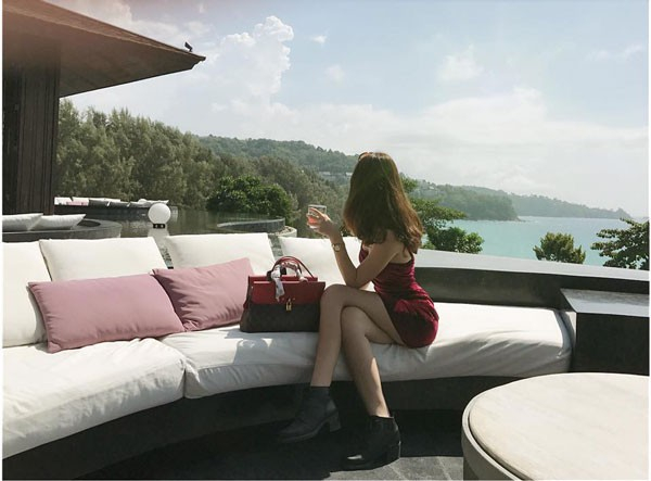 Với những h&igrave;nh ảnh đang được đăng tải tr&ecirc;n mạng n&agrave;y, người đẹp cho biết, gia đ&igrave;nh c&ocirc; c&oacute; sở th&iacute;ch du lịch v&agrave; ba mẹ thường đưa c&ocirc; đi nhiều nơi v&agrave;o những dịp rảnh rỗi.