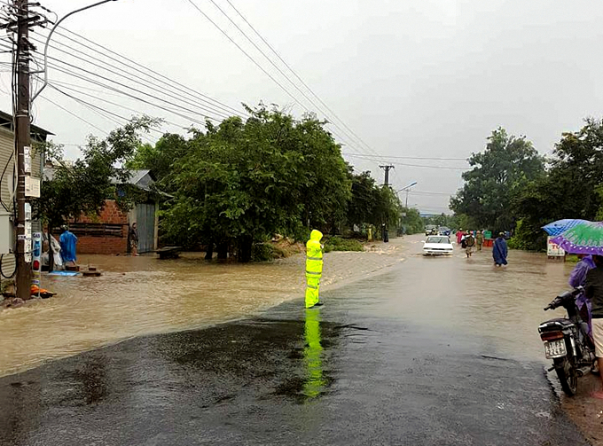 Nước ngập tr&ecirc;n đường, g&acirc;y kh&oacute; khăn cho việc đi lại.