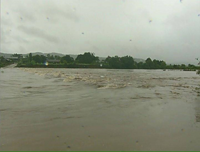 Mực nước suối Uar tại x&atilde; Uar, huyện Kr&ocirc;ng Pa đang nhấn ch&igrave;m hoa m&agrave;u của người d&acirc;n.