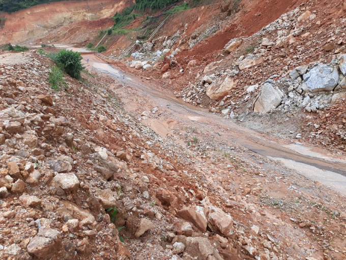 Nhiều đoạn đ&egrave;o tr&ecirc;n địa b&agrave;n tỉnh Kon Tum bị sạt nghi&ecirc;m trọng.