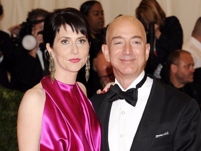 Tỷ ph&uacute; Jeff Bezos v&agrave; nữ nh&agrave; văn Mackenzie Bezos.