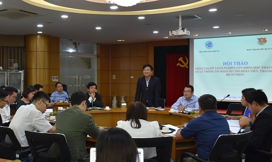 Tr&ograve; chuyện với đo&agrave;n vi&ecirc;n, thanh ni&ecirc;n Bộ Tư ph&aacute;p tại Hội thảo &ldquo;N&acirc;ng cao kỹ năng nghi&ecirc;n cứu khoa học v&agrave; xử l&yacute; th&ocirc;ng tin b&aacute;o ch&iacute; cho đo&agrave;n vi&ecirc;n, thanh ni&ecirc;n Bộ Tư ph&aacute;p&rdquo;