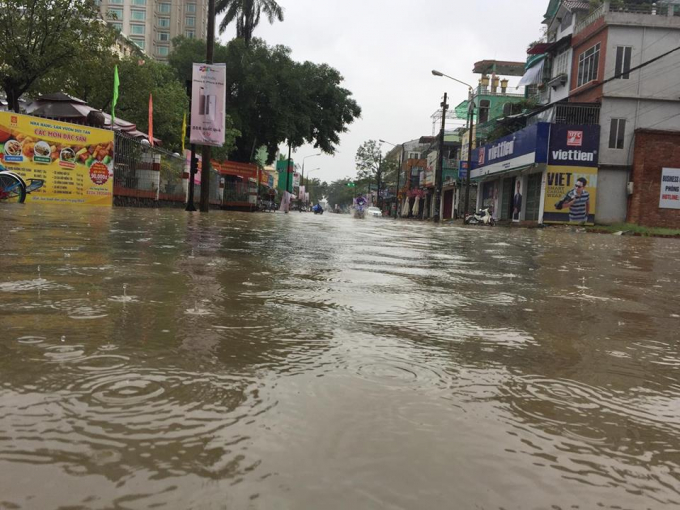 Nhiều tuyến đường nước ngập s&acirc;u.