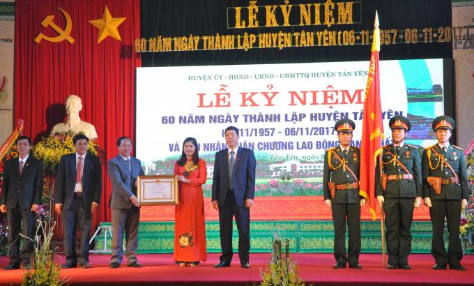 &Ocirc;ng B&ugrave;i Văn Hải - Ủy vi&ecirc;n TW Đảng, B&iacute; thư Tỉnh ủy Bắc Giang trao Hu&acirc;n chương lao động hạng nhất cho UBND huyện T&acirc;n Y&ecirc;n.