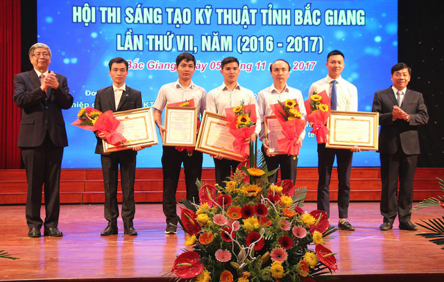 Ph&oacute; Chủ tịch UBND tỉnh Bắc Giang &ocirc;ng Dương Văn Th&aacute;i v&agrave; Gi&aacute;o sư Đặng Vũ Minh trao giải Nhất Hội thi S&aacute;ng tạo Kỹ thuật tỉnh lần thứ VII cho c&aacute;c t&aacute;c giả đoạt giải.