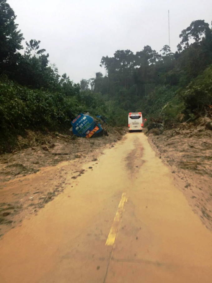 Đoạn sạt lở tr&ecirc;n đ&egrave;o L&ograve; Xo thuộc địa phận gi&aacute;p ranh Quảng Nam v&agrave; Kon Tum đ&atilde; th&ocirc;ng đường trở lại, nhưng khu vực từ Phước Sơn xuống thị trấn Thạnh Mỹ vẫn c&oacute; 4 đoạn tắc theo phản &aacute;nh của người d&acirc;n. Ảnh: B&aacute;o Quảng Nam.