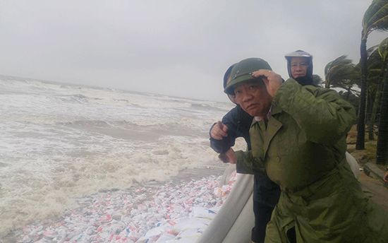 Chủ tịch UBND tỉnh Quảng Nam Đinh Văn Thu kiểm tra t&igrave;nh h&igrave;nh mưa lũ tại Hội An v&agrave; Đại Lộc s&aacute;ng 5/11. Ảnh: B&aacute;o Quảng Nam.