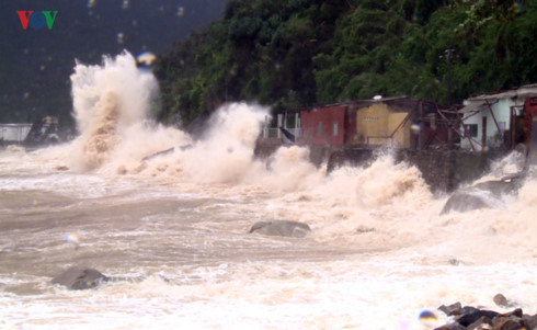 S&oacute;ng lớn đập v&agrave;o bờ k&egrave; ở Ph&uacute; Y&ecirc;n. (Ảnh: VOV)