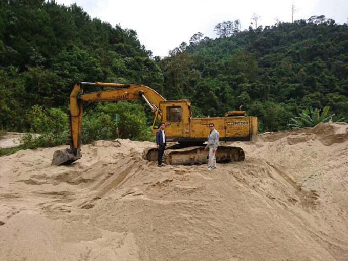 Khoảng 900m3 c&aacute;t c&ugrave;ng tang vật bị bắt.