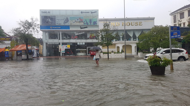 Nước ngập tứ ph&iacute;a ở nhiều đường tại TP Huế ng&agrave;y 5/11