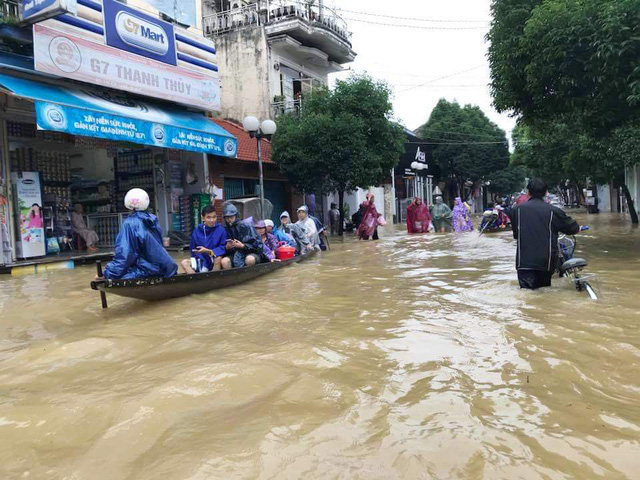 Người d&acirc;n đi lại bằng ghe. (Ảnh: Đại Dương)