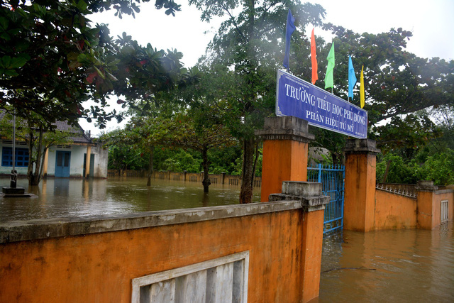 &nbsp;Nhiều trường học tr&ecirc;n địa b&agrave;n Quảng Nam ở nơi trũng thấp bị ngập nước