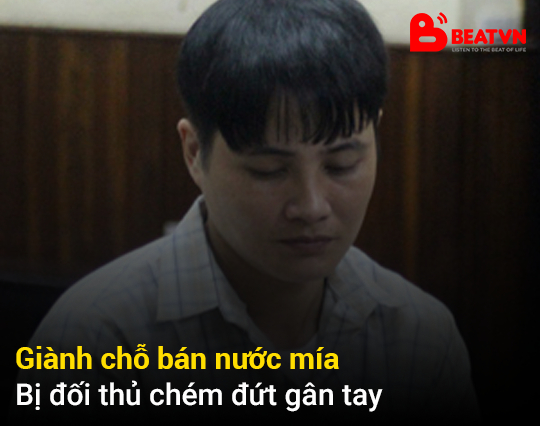 Gi&agrave;nh chỗ b&aacute;n nước m&iacute;a, bị đối thủ ch&eacute;m đứt g&acirc;n tay.