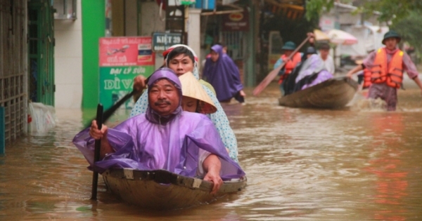 Thừa Thiên Huế: Người dân hối hả chống lũ