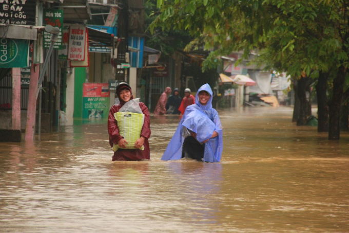 Nhiều bạn sinh vi&ecirc;n đ&atilde; bắt đầu di chuyển tới nơi an to&agrave;n từ chiều 5-11.