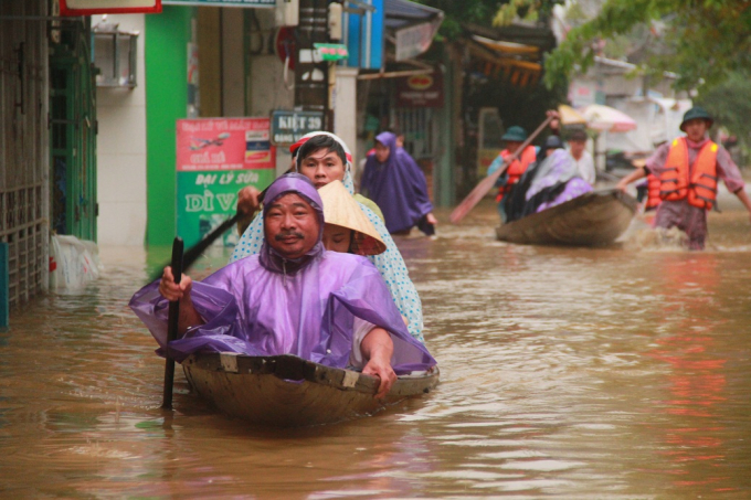 Người d&acirc;n cũng nhanh ch&oacute;ng thu dọn đồ đạc v&agrave; di chuyển tới nơi cao r&aacute;o để tr&aacute;nh lũ.