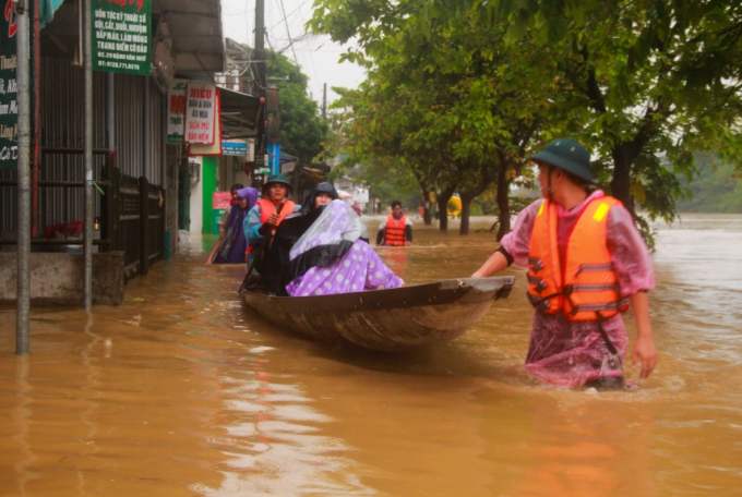 &nbsp;Lực lượng chức năng địa phương gi&uacute;p người d&acirc;n sơ t&aacute;n.