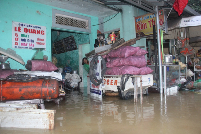 &nbsp;Nhiều nh&agrave; d&acirc;n ngập s&acirc;u trong nước.
