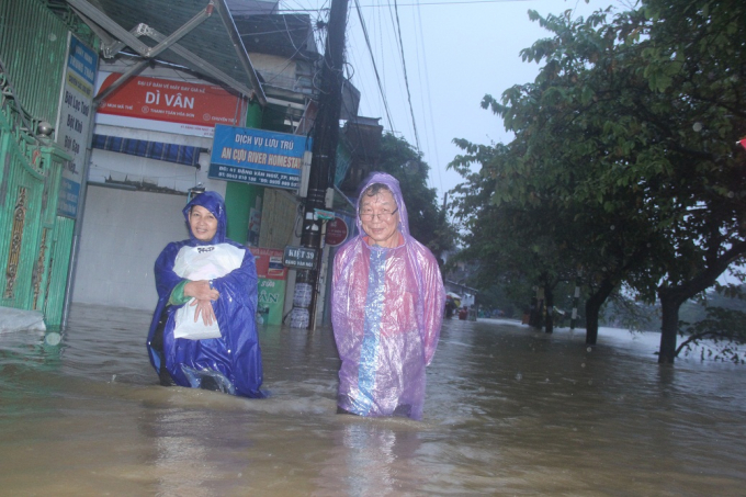 &nbsp;Nhiều người d&acirc;n nhanh ch&oacute;ng di dời khỏi nh&agrave; v&igrave; nước ngập s&acirc;u.