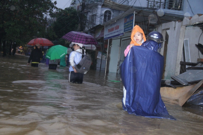 &nbsp;Nước ở c&aacute;c s&ocirc;ng l&ecirc;n nhanh v&igrave; lượng mưa lớn k&eacute;o d&agrave;i k&egrave;m theo đập chứa nước ở thượng nguồn xả lũ.