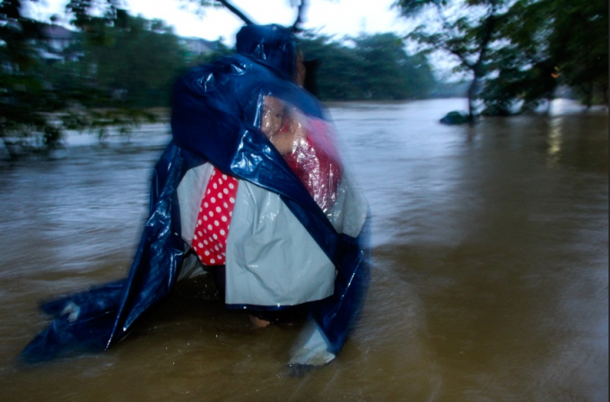 Tại tuyến đường Đặng Văn Ngữ, nước nước s&ocirc;ng An Cựu tr&agrave;n qua khiến nước chảy rất xiết.