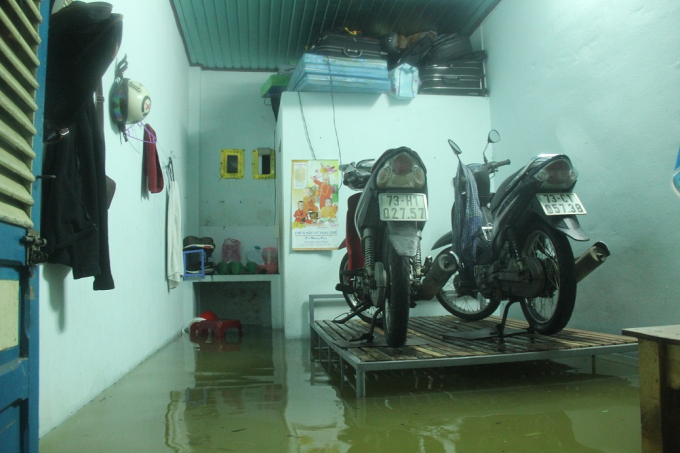 Nhiều ph&ograve;ng trọ bị ngập s&acirc;u khiến c&aacute;c bạn sinh vi&ecirc;n phải d&ugrave;ng giường để bỏ xe.