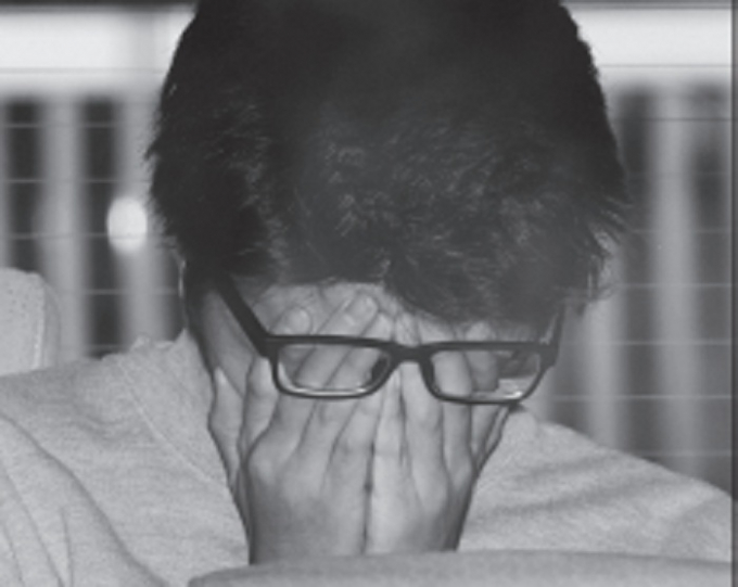 Nghi phạm được cảnh s&aacute;t đưa ra khỏi nh&agrave;.