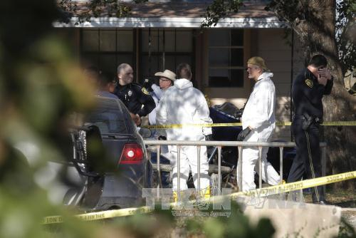 Cảnh s&aacute;t điều tra tại hiện trường vụ xả s&uacute;ng ng&agrave;y 5/11. Ảnh: AFP/TTXVN