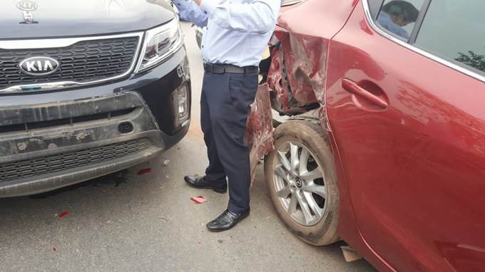 Chiếc xe m&agrave;u đỏ bị bẹp phần đu&ocirc;i do chiếc xe &ocirc;t&ocirc; KIA đ&acirc;m phải.