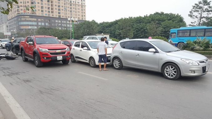 Sau vụ tai nạn, cả 5 chiếc xe &ocirc;t&ocirc; nằm tr&ecirc;n đường, giao th&ocirc;ng &ugrave;n ứ