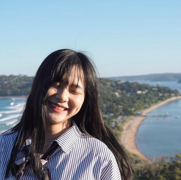 Du học sinh Việt cười khoe l&uacute;m đồng tiền khiến ng&agrave;n tr&aacute;i tim thương nhớ