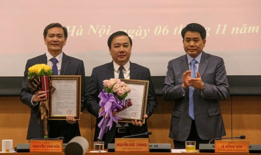 Chủ tịch UBND TP H&agrave; Nội Nguyễn Đức Chung trao Quyết định v&agrave; ch&uacute;c mừng c&aacute;c đồng ch&iacute; được bổ nhiệm l&agrave;m Gi&aacute;m đốc Sở GD&amp;amp;amp;ĐT, Ch&aacute;nh Thanh tra TP h&agrave; Nội.