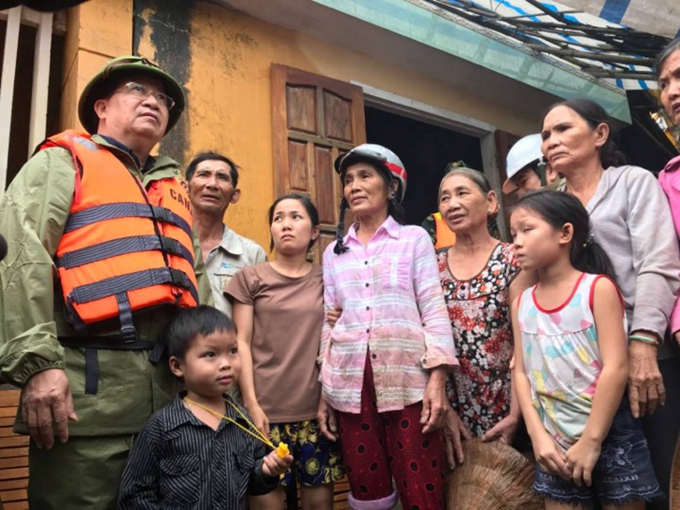 Phó Thủ tướng Trịnh Đình Dũng thăm hỏi, đ&ocirc;̣ng vi&ecirc;n người d&acirc;n