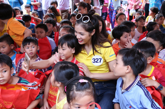 H&agrave;nh tr&igrave;nh c&ocirc;ng t&aacute;c x&atilde; hội cộng đồng của th&iacute; sinh Hoa hậu Ho&agrave;n vũ Việt Nam 2017
