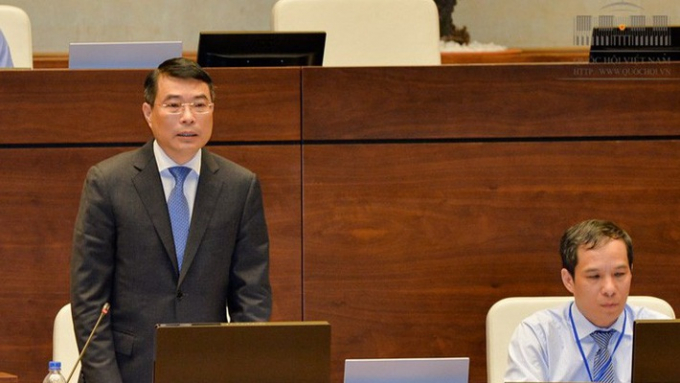 Thống đốc Ng&acirc;n h&agrave;ng Nh&agrave; nước Việt Nam L&ecirc; Minh Hưng giải tr&igrave;nh trong một phi&ecirc;n thảo luận tại nghị trường.