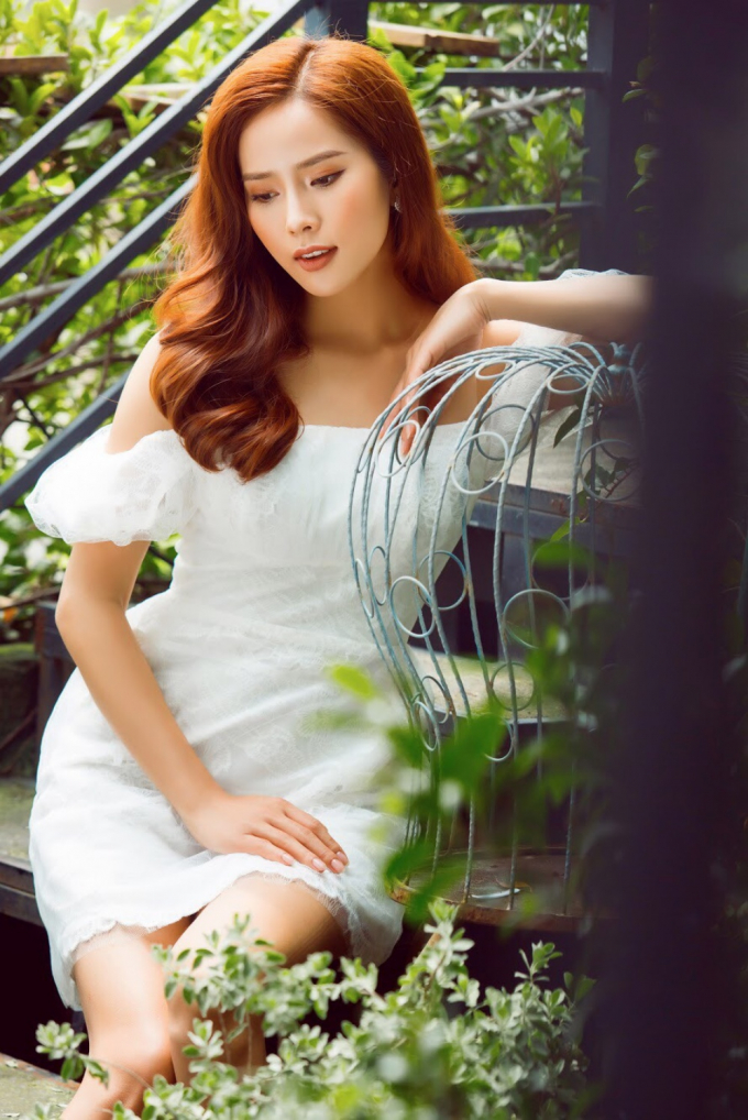 &Aacute; hậu du lịch ho&agrave;n vũ thế giới diện v&aacute;y trắng khoe vẻ đẹp mong manh