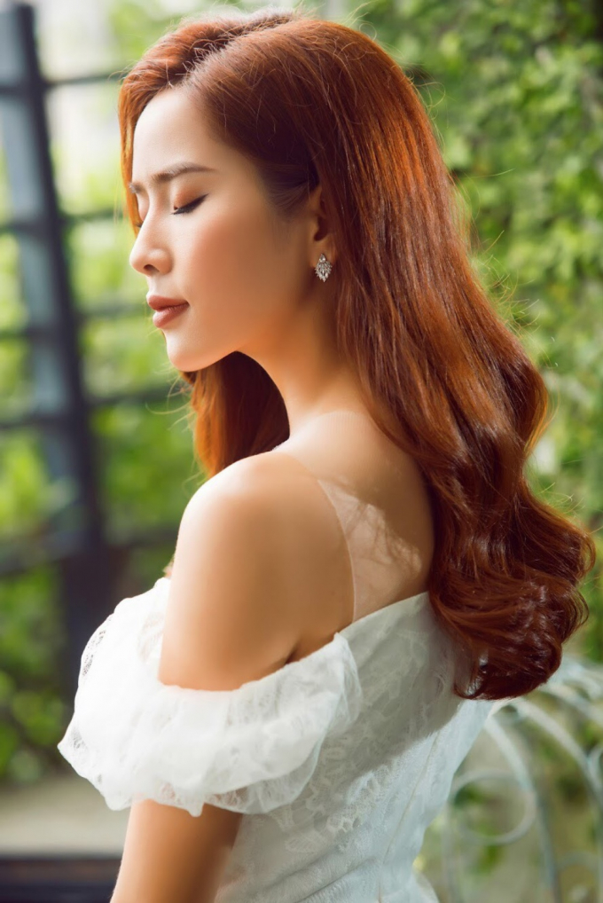 &Aacute; hậu du lịch ho&agrave;n vũ thế giới diện v&aacute;y trắng khoe vẻ đẹp mong manh