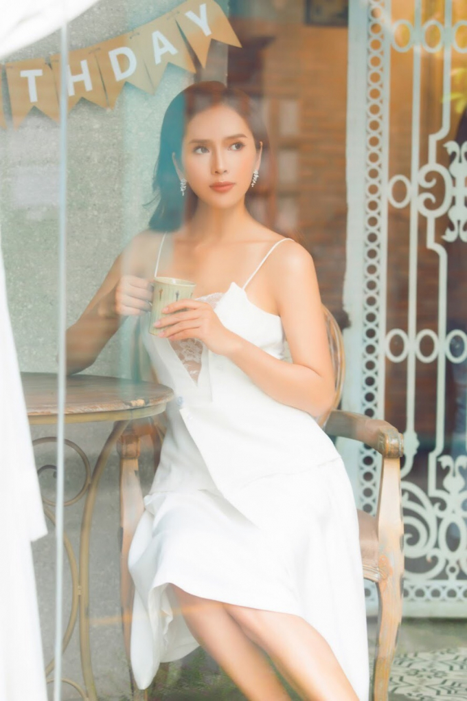 &Aacute; hậu du lịch ho&agrave;n vũ thế giới diện v&aacute;y trắng khoe vẻ đẹp mong manh