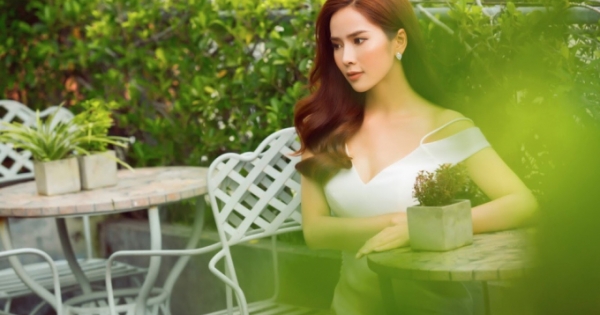 Á hậu du lịch hoàn vũ thế giới diện váy trắng khoe vẻ đẹp mong manh