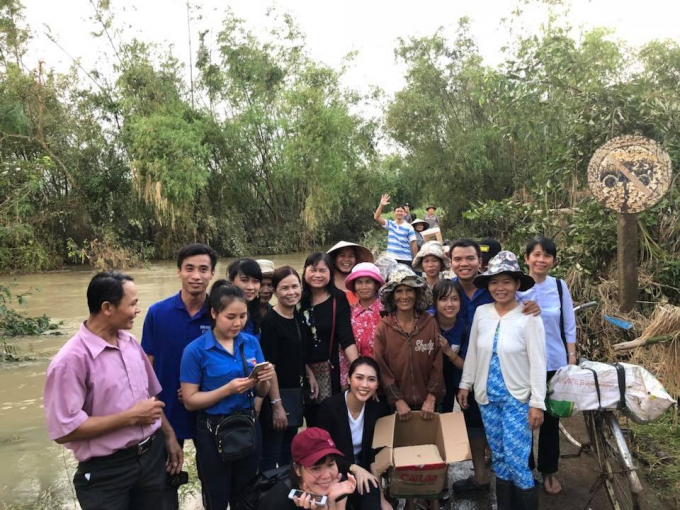 Hoa hậu Tường Linh giản dị về Ph&uacute; Y&ecirc;n cứu trợ b&agrave; con bị b&atilde;o lũ