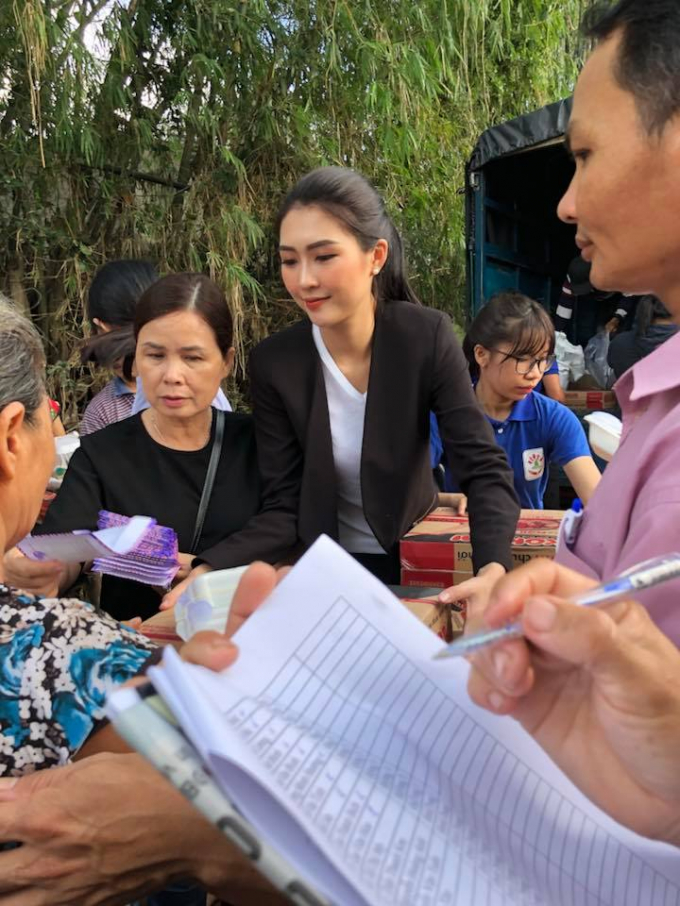 Tường Linh v&agrave; bạn b&egrave; đ&atilde; quy&ecirc;n g&oacute;p được khoảng 64 triệu đồng để chuẩn bị những phần qu&agrave; gồm m&igrave; g&oacute;i, nước tương v&agrave; tiền mặt.&nbsp;