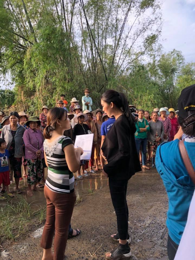 Hoa hậu Tường Linh giản dị về Ph&uacute; Y&ecirc;n cứu trợ b&agrave; con bị b&atilde;o lũ