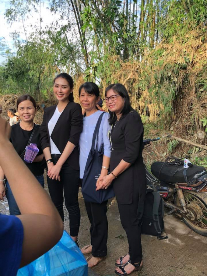 Hoa hậu Tường Linh giản dị về Ph&uacute; Y&ecirc;n cứu trợ b&agrave; con bị b&atilde;o lũ