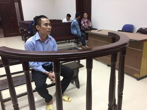 Bị c&aacute;o trước v&agrave;nh m&oacute;ng ngựa trong phi&ecirc;n x&eacute;t xử.