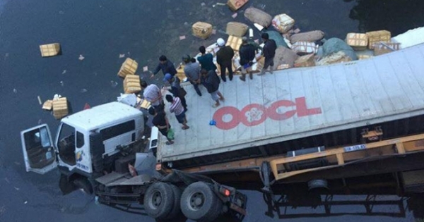 Quảng Ninh: Container mất lái húc đổ lan can cầu lao xuống sông, một người thiệt mạng