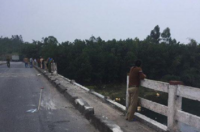 Hơn chục m&eacute;t lan can cầu Pạt Cạp bị